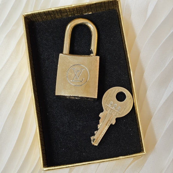 RARE 🔐 Louis Vuitton Brass Lock & Key #229 - Picture 2 of 6